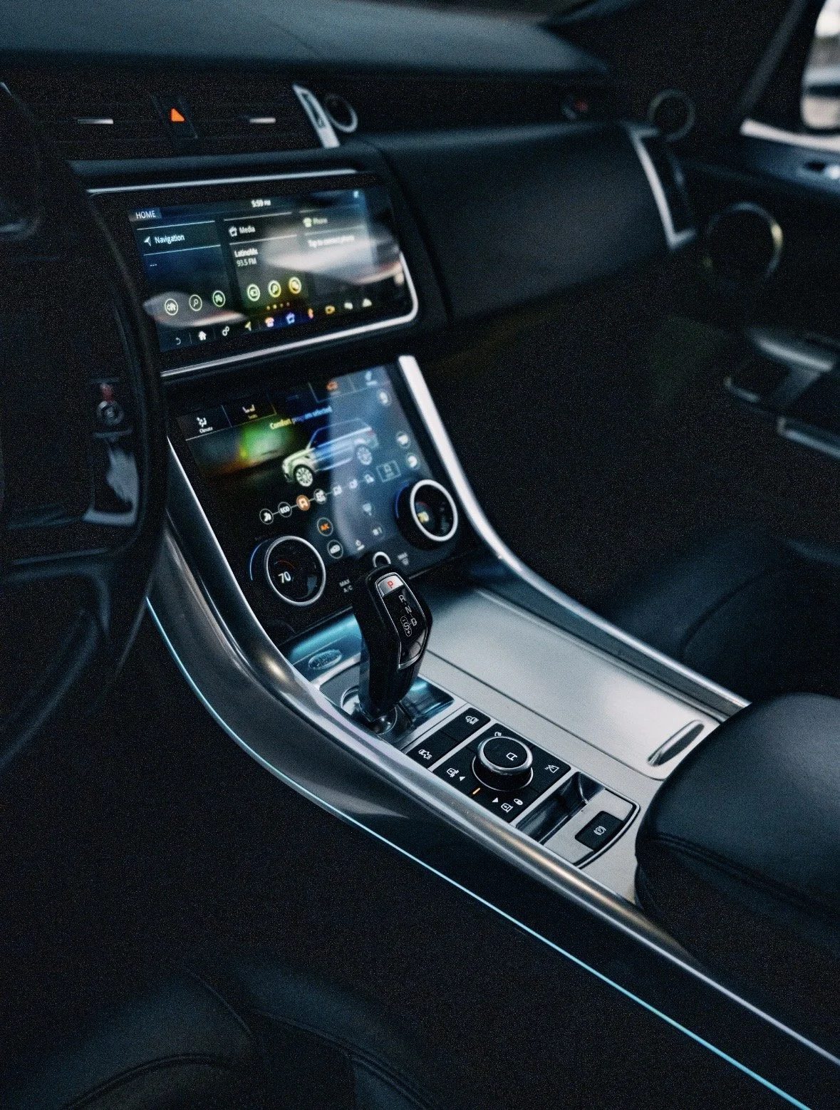 Range Rover SVR photo 4 - BExotic Chicago, IL