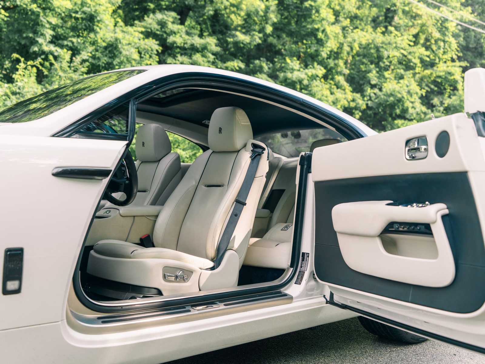 Rolls-Royce Wraith photo 7 - BExotic Chicago, IL