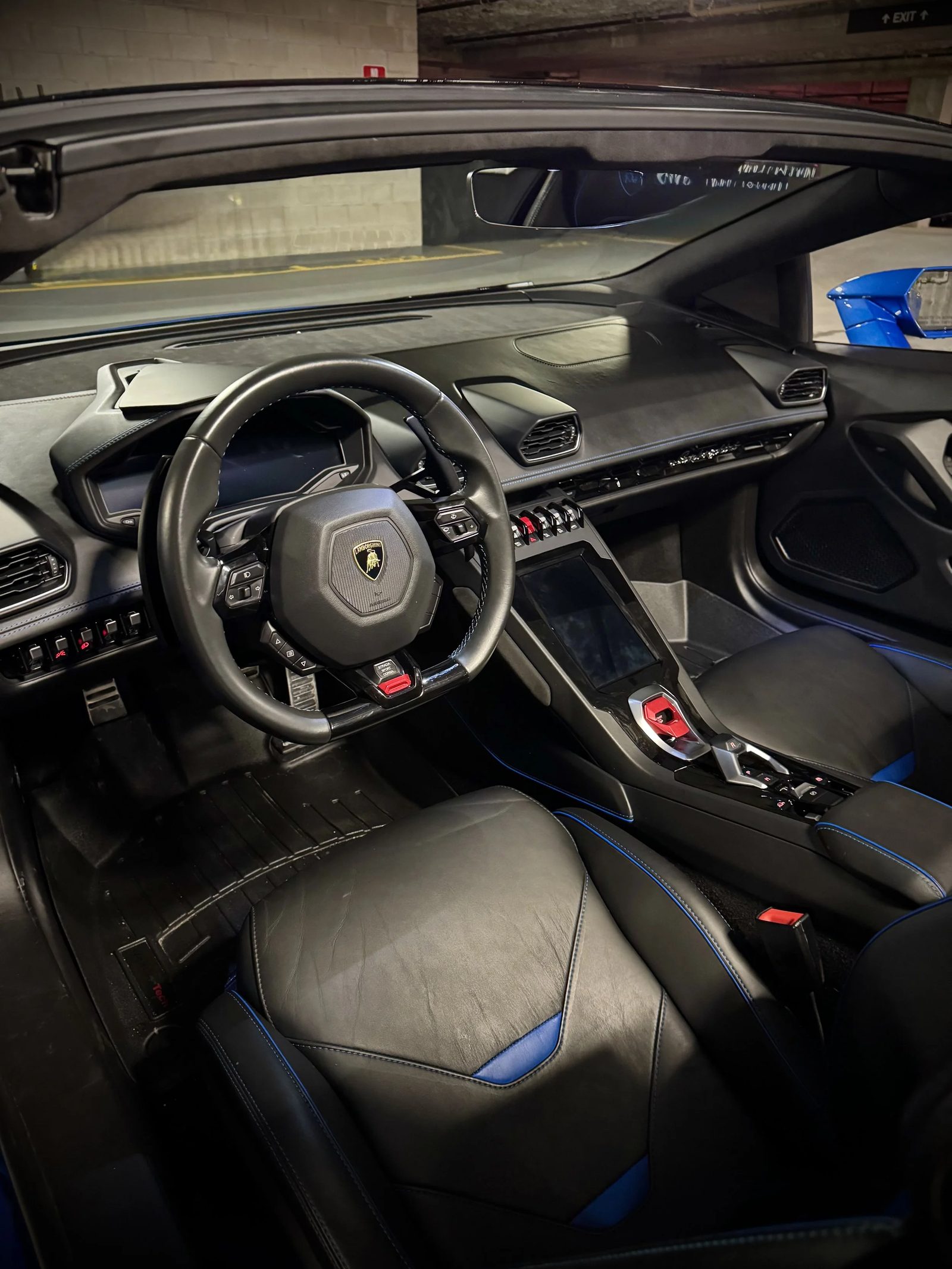 Lamborghini Huracan Evo Spyder photo 4 - BExotic Chicago, IL