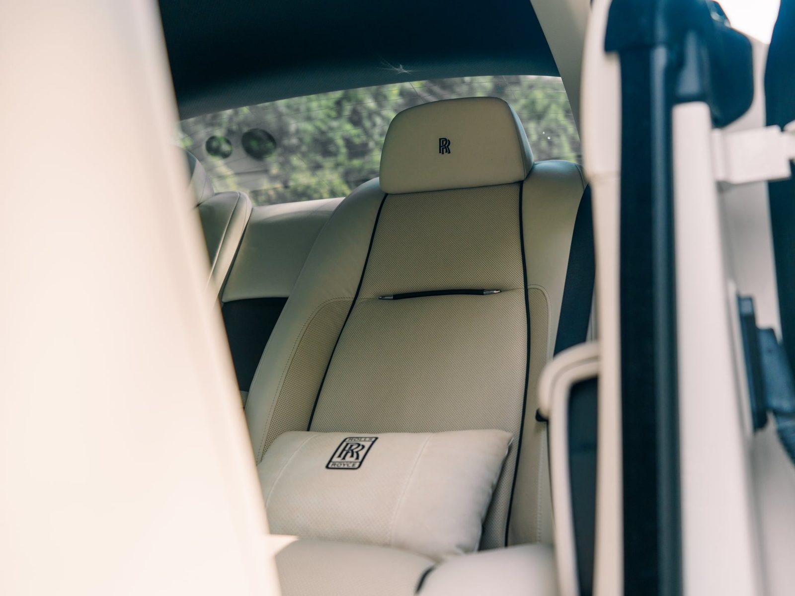 Rolls-Royce Wraith photo 8 - BExotic Chicago, IL